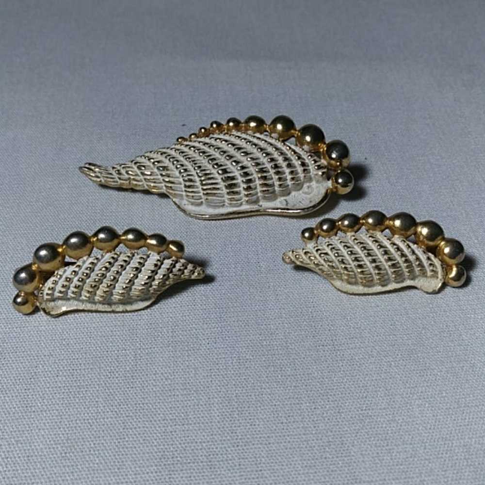 Sarah Coventry Conch Sea Shell Brooch and Clip Earrings